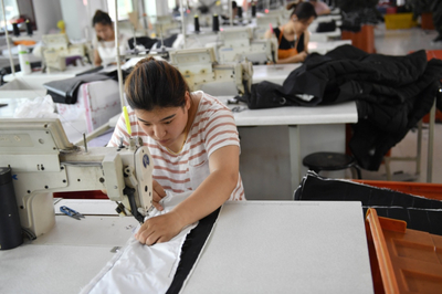 河北安新:反季制羽絨 實(shí)現(xiàn)家門口就業(yè)_圖片新聞_中國(guó)政府網(wǎng)